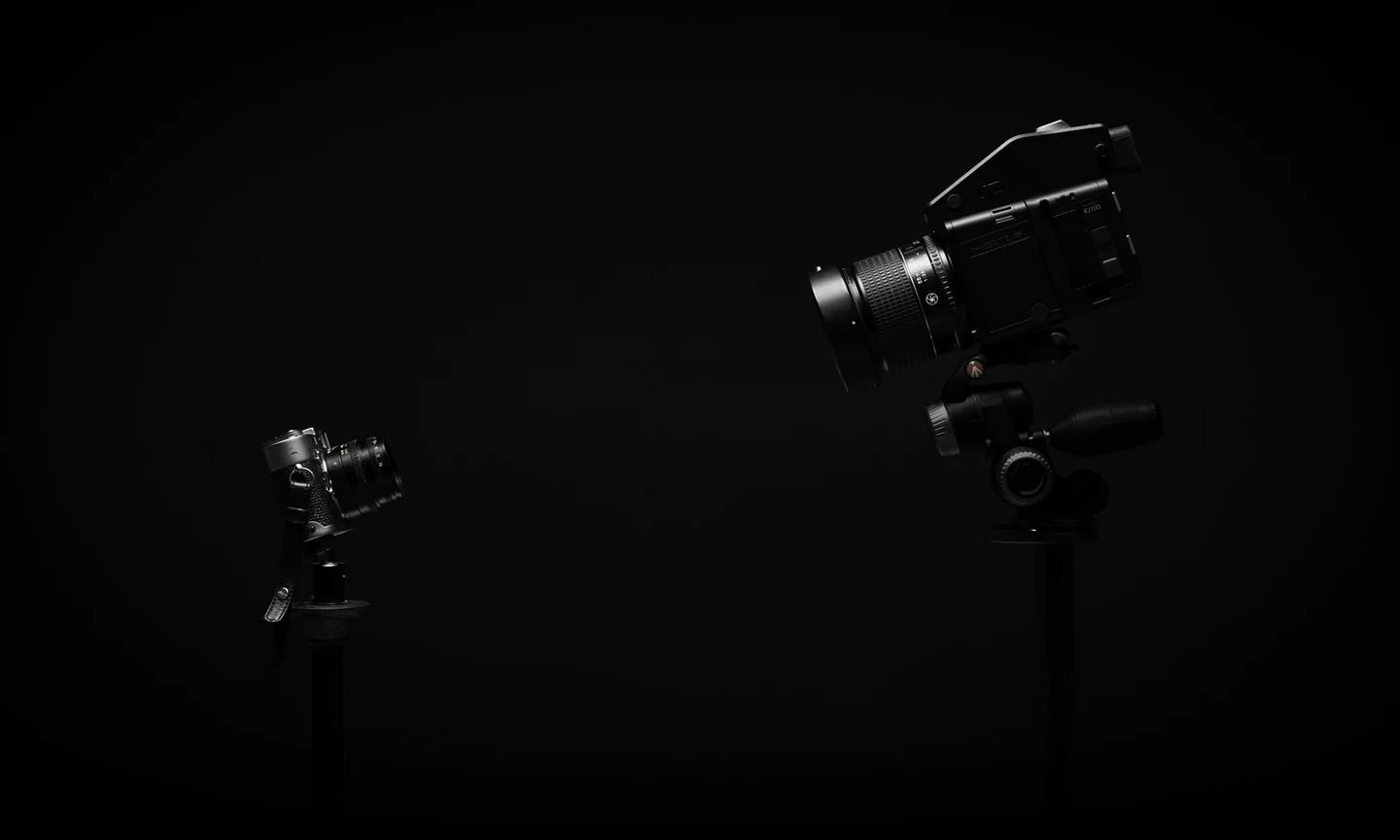 Camera equipment arranged on a dark tabletop